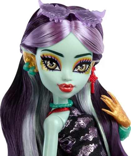 Vista 3 de Monster High Jinafire muñeca larga, Dragón con perro mascota Cloudy “Yun Yun” y 7 accesorios como libreta, bebida de yogur, mochila y más