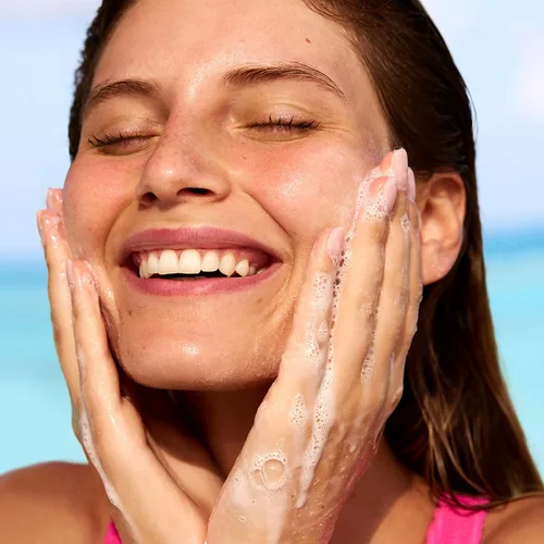 Vista 3 de Coco & Eve Limpiador enzimático de frutas. Limpiador suave a base de agua para tez radiante. Refina los poros, exfolia y humedece la piel. BHA