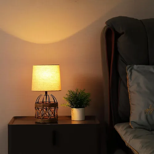 Vista 2 de Lámpara de mesa bohemia para dormitorio, pequeña lámpara de noche con base de jaula de metal de ratán y pantalla de lino, lámpara de mesita de noche