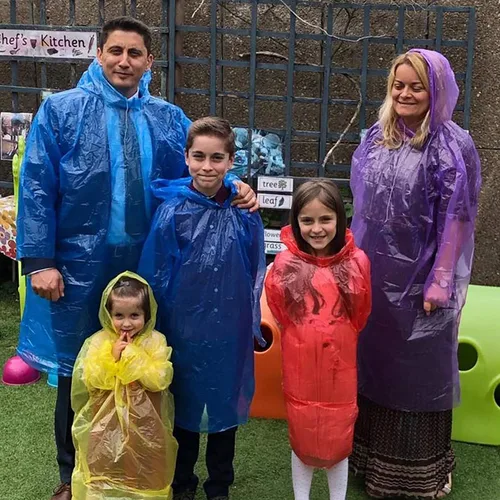 Vista 6 de INNOCHEER - Ponchos de lluvia para la familia, paquete de 12, impermeable desechable de emergencia para niños y adultos, camping, senderismo al aire
