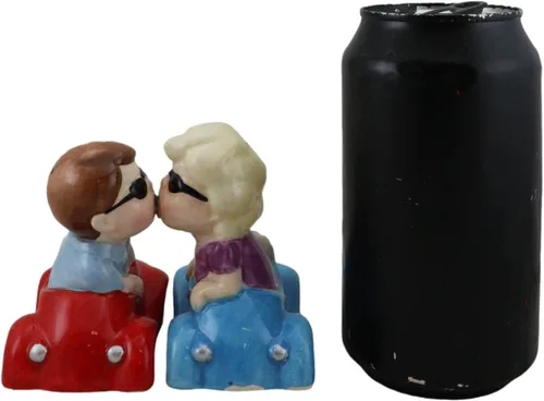 Vista 5 de Ebros Gift Juego de saleros y pimenteros con texto en inglés "I Love You", para parejas de San Valentín, besándose en autos vintage, figuras
