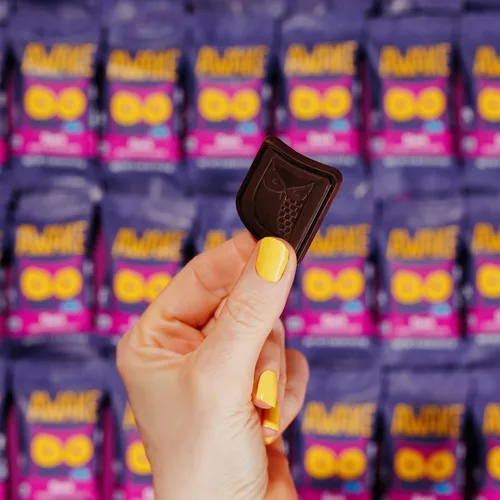 Vista 3 de AWAKE - Bocaditos de chocolate con cafeína - Chocolate oscuro, 50 bocaditos - 50mg de cafeína - Bocaditos energéticos envueltos individualmente