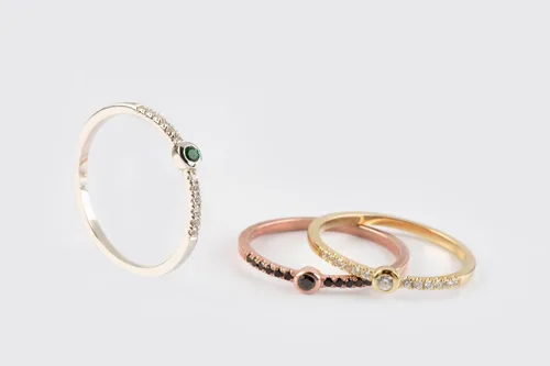 Vista 5 de Elegant Jewel Box - Anillo de esmeralda para mujer en oro macizo de 9k, 14k y 18k, delicado anillo de diamantes, diminuta banda de esmeralda