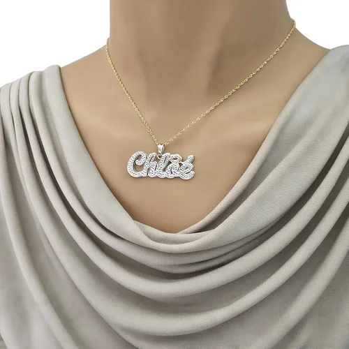 Vista 2 de Colgante de oro amarillo de 14 quilates con diseño de labios y nombre personalizado