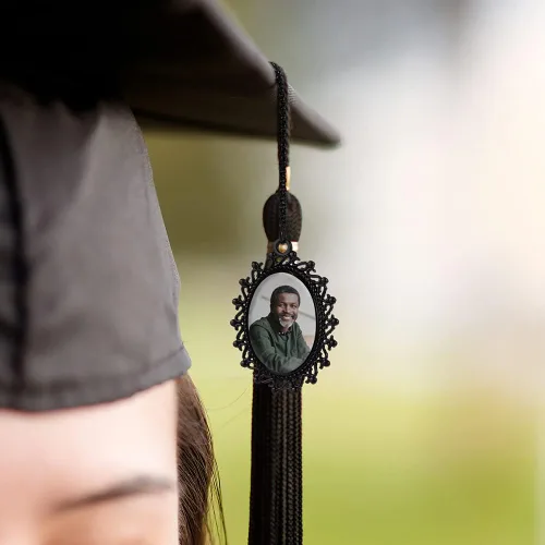 Vista 3 de AILIN Borla de graduación personalizada 2024 Oval Antique Photo Charm Clase de 2023 Regalos universitarios para él y ella, Metal, No es una piedra