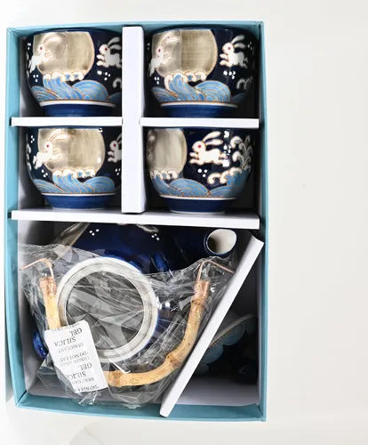 Vista 3 de Juego de té de porcelana con diseño de ondas de conejo de folklore japonés con mango de bambú, tetera de 30 onzas con 4 tazas, azul marino, colador