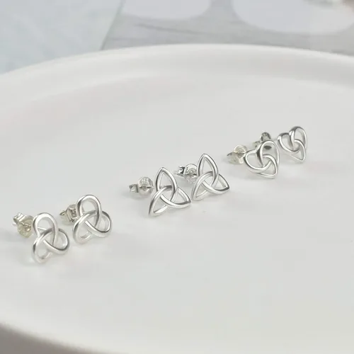 Vista 3 de Aretes de plata de ley para mujer Aretes de corazón celta con nudo cruzado triangular, aretes hipoalergénicos para mujeres y niñas, joyería