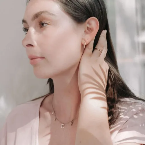 Vista 5 de HONEYCAT Lucy Tiny Drop Bar - Pendientes en oro, oro rosa o plata, joyería minimalista y delicada