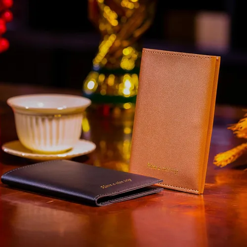 Vista 2 de Funda para pasaporte para pasaporte de viaje para mujer, cartera de viaje esencial para hombres y familia. Marrón y negro