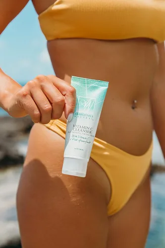 Vista 3 de Absolutely Natural Limpiador de vitamina C, lavado facial antienvejecimiento para una piel clara. Fabricado con aloe vera, coco y pomelo, limpiador