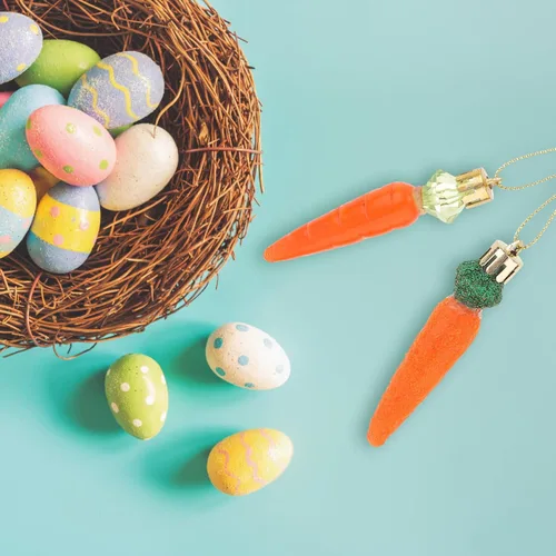 Vista 4 de Sewroro 12 piezas de zanahorias de Pascua, decoraciones colgantes de zanahorias de plástico artificial con purpurina, zanahorias de bricolaje