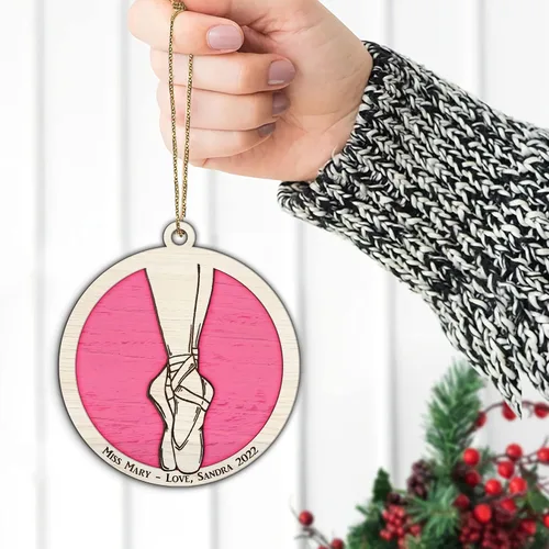 Vista 8 de Adorno personalizado de zapatillas de punta de ballet – Adorno de nombre de bailarín personalizado, adorno de madera cortado en capas de ballet