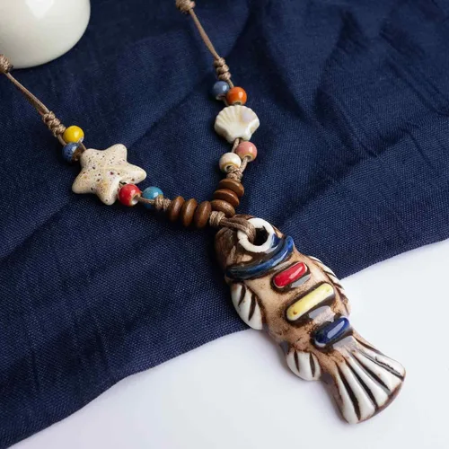 Vista 6 de Collar de cuentas de cerámica hecho a mano con colgante de pescado