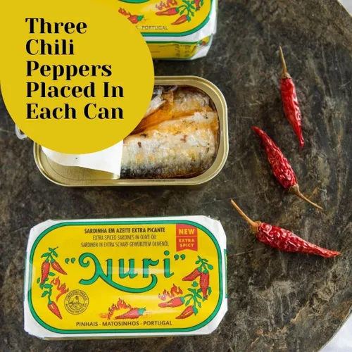 Vista 2 de NURI Sardinas portuguesas en aceite de oliva extra especiado, paquete de 8 (latas de 4.4 onzas)