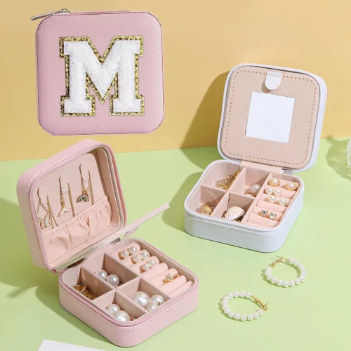 Vista 2 de ZITEZHGO Joyero de viaje con letras, organizador de joyas, bonita caja pequeña rosa para niñas y mujeres con espejo (rosa, S)
