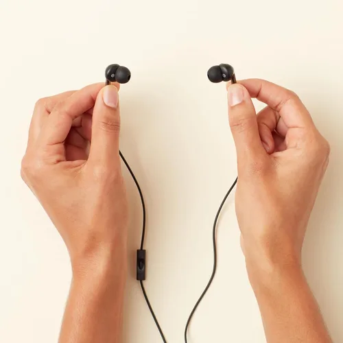 Vista 5 de Amazon Basics - Auriculares con cable con micrófono, intrauditivos, conector de 3,5 mm, cable de 1,3 m de largo, almohadillas S/M/L, negro