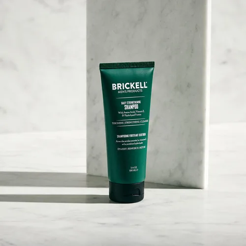 Vista 2 de Brickell Men's Products Champú fortalecedor diario para hombres, natural y orgánico con aceite de menta y árbol de té para calmar el cuero cabelludo