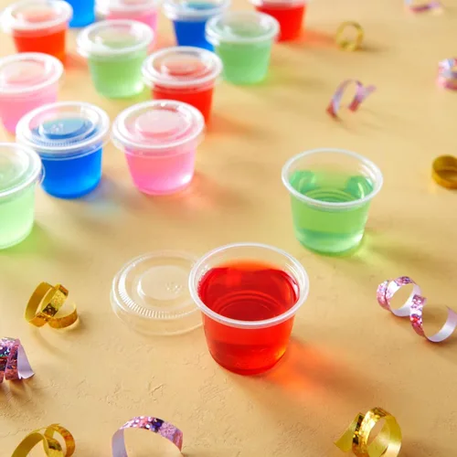 Vista 4 de Juvale Vasos desechables con tapas, plástico de 1 onza, transparente, paquete de 500 unidades, tazas de condimentos, recipientes de salsa
