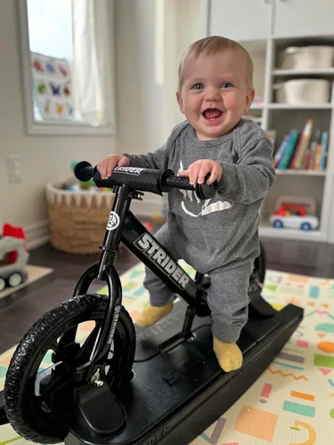 Vista 7 de Strider Bicicleta Pro de 12" (Perla Negra) + Base Mecedora - Ayuda a Enseñar al Bebé Cómo Montar una Bicicleta de Equilibrio - para Niños de 6 Meses