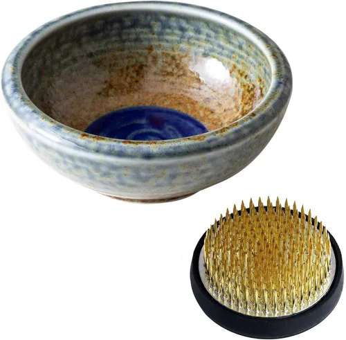 Vista 10 de Kit esencial de herramientas para arreglos florales Ikebana japonés de la serie Minoyaki de Wazakura con pequeña jarra de cerámica redonda y rana