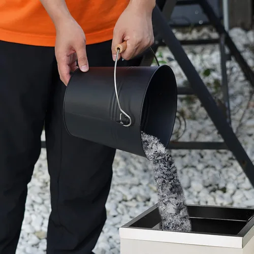 Vista 4 de Cubo de cenizas de metal de 1.5 galones con tapa, pala, escoba - Para chimeneas, estufas de leña