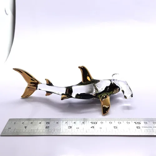Vista 2 de Hammerhead - Figuras en miniatura de tiburón, animales marinos, pintadas a mano, arte de vidrio soplado, adornos dorados, regalo coleccionable