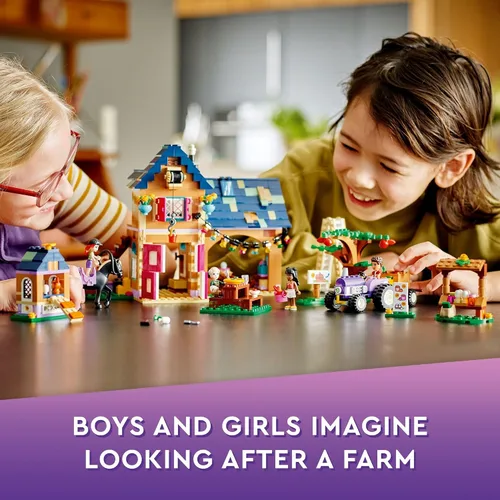 Vista 4 de LEGO Friends 41721 - Juego de casa de granja orgánica con caballo de juguete, estable, tractor y remolque, más figuras de animales, para niños