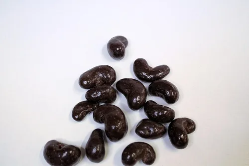 Vista 2 de Lang's Chocolates Anacardos cubiertos de chocolate negro bolsa de 8 onzas