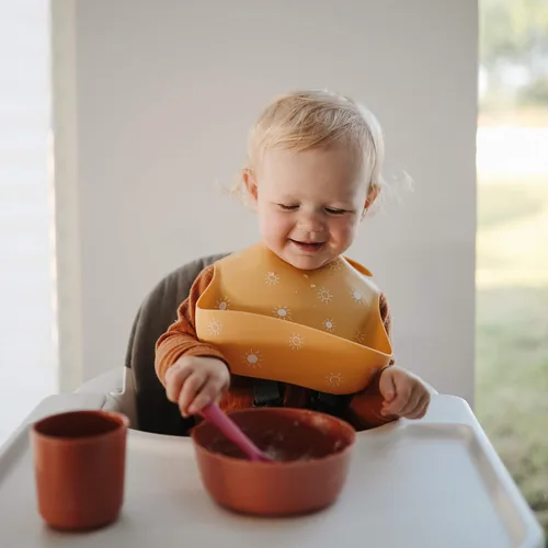Vista 105 de Mushie - Babero de silicona para bebé, ajustable y resistente al agua (abejas) De 4 a 24 meses, lavable a máquina, correa ajustable