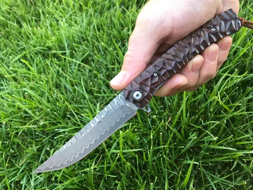 Vista 6 de TACTICAL GEARZ Cuchillo de bolsillo de Damasco - Cuchillo plegable EDC con mango de palisandro - Hoja VG10 de acero de Damasco de 67 capas