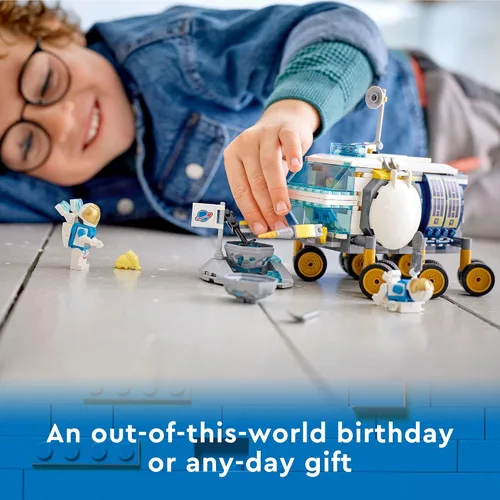 Vista 6 de LEGO City Lunar Roving Vehicle 60348 - Juguete para el espacio exterior, inspirado en la NASA para niños de 6 años con 3 minifiguras de astronauta
