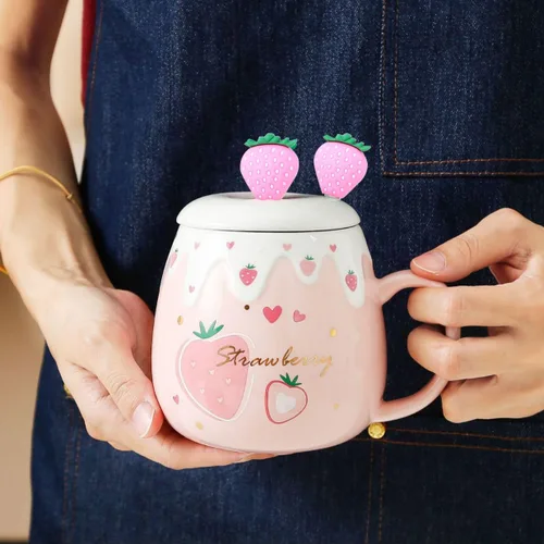Vista 3 de Taza rosa, lindas tazas de fresa con cuchara coladora de tapa, regalos para mujeres, tazas de café de cerámica, taza de té Kawaii de 15 onzas
