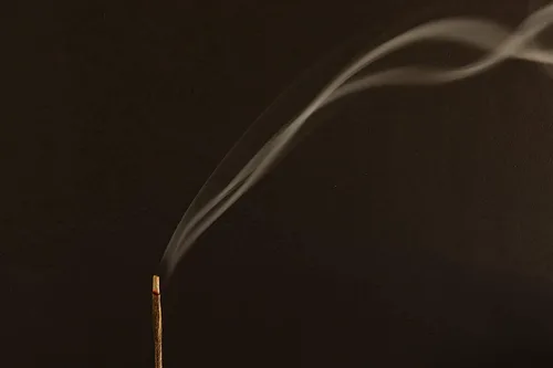 Vista 4 de Oudh - Incienso Masala de lujo artesanal – Incienso hecho a mano de larga combustión de 20+ varillas, aroma divino para el hogar y la meditación