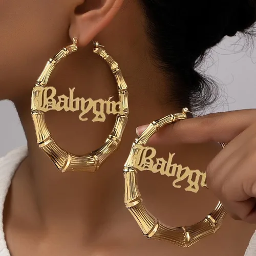 Vista 2 de Pendientes de aro grandes de bambú con letra inglesa antigua, estilo hip-pop, accesorio de fiesta de moda