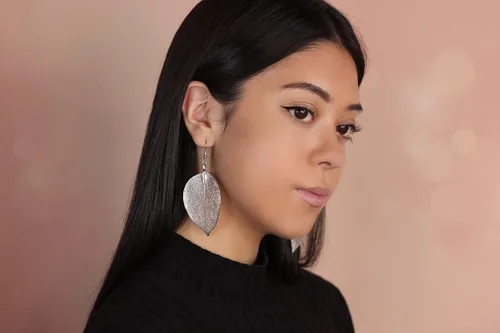 Vista 17 de Joyas de hoja de oro rosa y plata para mujer. Pendientes de hoja natural y collares circulares colgantes. Elegantes conjuntos de joyas colgantes.