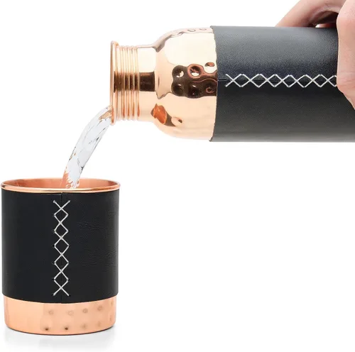 Vista 6 de Kitchen Science Botella de cobre ayurvédica auténtica (1000ml/34oz) con vaso de cobre y fundas de cuero para agua potable Testada en laboratorio