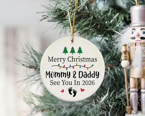 Vista 2 de Adorno de árbol de Navidad – Feliz Navidad mamá y papá nos vemos en 2025 – Anuncio de embarazo sorpresa para papá para ser regalo de Navidad