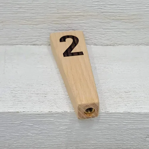 Vista 4 de Mango de grifo de cerveza personalizado Forma cónica de madera maciza numerada (numerada corta)
