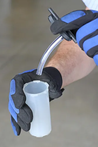Vista 4 de Kit de ajuste y purga de frenos automotriz Mityvac MV8000, bomba de mano Selectline (MV8010), liberación de vacío de un dedo, diseño ergonómico