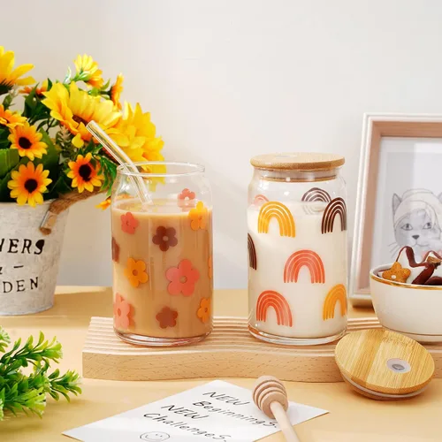 Vista 4 de Whaline 4 tazas de café helado boho con tapas y pajitas de bambú, vasos retro Groovy de 16 onzas, arco iris, cara, flor, cerveza, vaso de vidrio