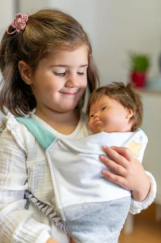 Vista 2 de Miniland Muñecas y accesorios, ropa de muñeca de bebé, viene en colores neutros de género, se adapta a muñecas de hasta 15 3/4 pulgadas Portabebés