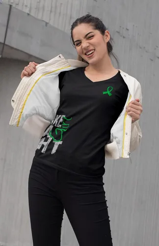 Vista 3 de Fight Like a Girl Camiseta con cuello en V para mujer con envoltura lateral