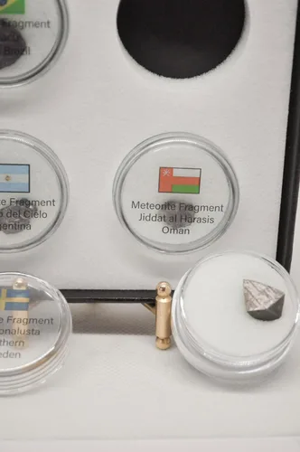 Vista 3 de Meteoritos de todo el mundo - Auténtica colección de fragmentos de meteoritos de 8 piezas con vitrina Regalo educativo de ciencia para niños