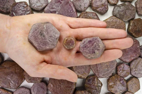 Vista 4 de Fantasia Materiales: Rubí grande de 1 libra en forma hexigonal natural piedras ásperas de la India