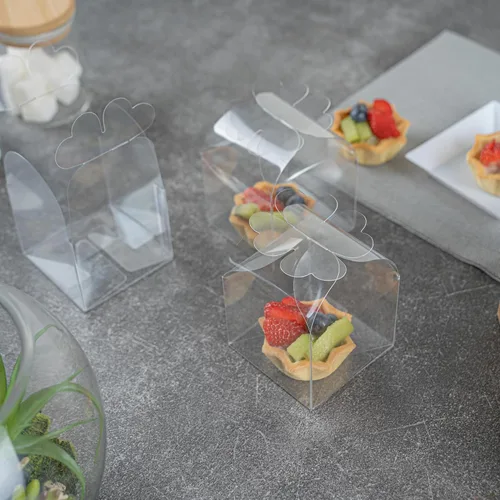Vista 8 de Restaurantware - Cajas de recuerdo de boda de 2.8 x 2.4 pulgadas, 100 cajas de dulces transparentes con parte superior de trébol. Para bodas, baby