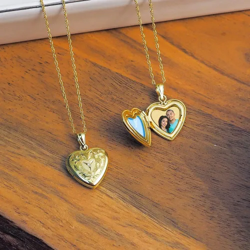 Vista 3 de PicturesOnGold.com Medallón de fotos de corazón floral relleno de oro de 14 quilates con diamante, 23 pulgadas x 23 pulgadas, incluye cadena de 18