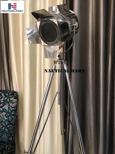 Vista 3 de Enorme Vintage Designs Lámpara de pie ajustable para teatro con trípode - Lámpara de pie náutica industrial con acabado cromado