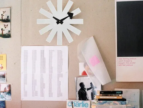 Vista 4 de SHISEDECO Reloj asterisco moderno en blanco, sin tictac, diseño retro de mediados de siglo, reloj de cuarzo de pared silencioso decorativo
