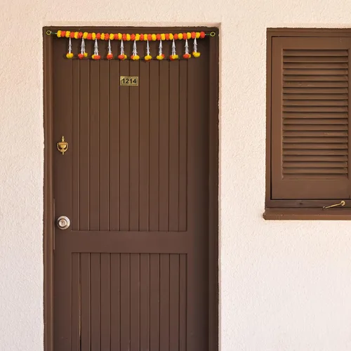 Vista 4 de Aditri Creation Guirnalda de flores artificiales de caléndula para puerta con juego de flores blancas/decoración decorativa para colgar en la puerta