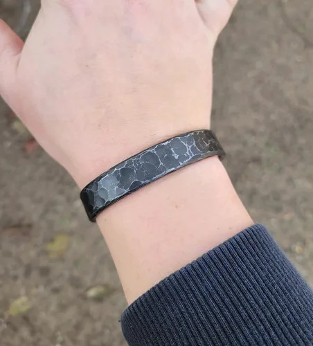 Vista 8 de Brazalete de hierro grabado, pulsera vikinga forjada a mano, hierro 6 y 11 aniversario, regalo para ella, regalo para él, joyería de estilo vikingo